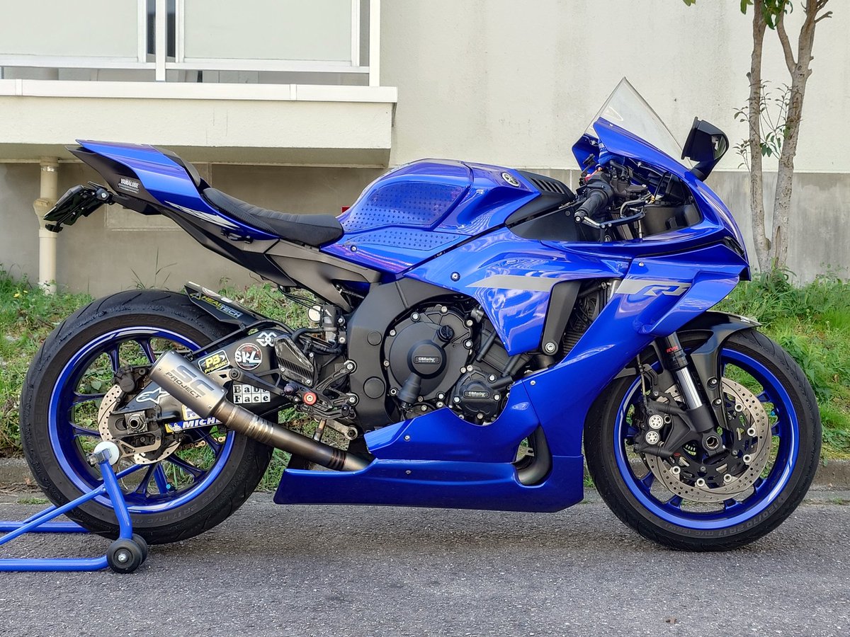K_UE93's tweet image. デイトナに引き続きＲ１もフェンダーレスキット換装しました✨️リアカウル底部のラインが乱れない方が、尻上がりで格好良く見えると思うのですよね、自己満足ですけど😁ちょっと同じ角度の画像がなくて判り辛いかな？！ #ヤマハ #YAMAHA #YZFR1 #YAMAHAが美しい
