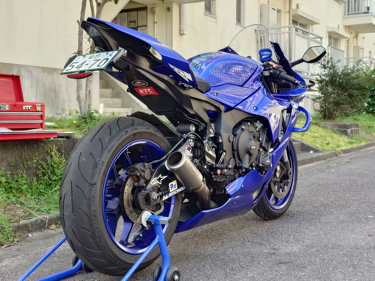 K_UE93's tweet image. デイトナに引き続きＲ１もフェンダーレスキット換装しました✨️リアカウル底部のラインが乱れない方が、尻上がりで格好良く見えると思うのですよね、自己満足ですけど😁ちょっと同じ角度の画像がなくて判り辛いかな？！ #ヤマハ #YAMAHA #YZFR1 #YAMAHAが美しい