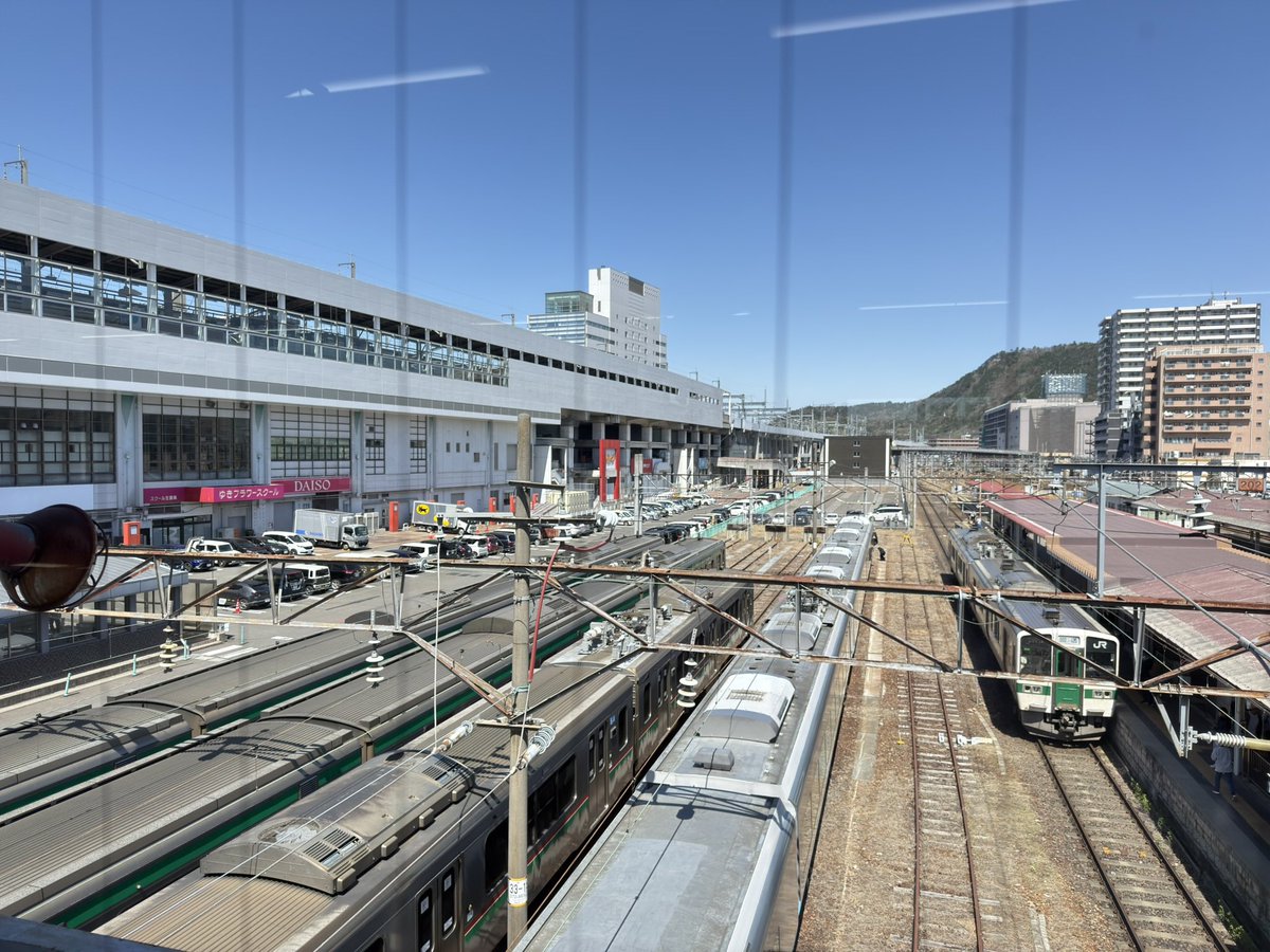 s__51's tweet photo. 特急「あづま」の
帰りの新宿行きの出発まで、福島駅のピボット駐車場脇の留置線でひと休み。
自分のクルマとE653系を無理矢理コラボw
ついでに、東北本線福島以北風祭りで運休中だったので、昼間なのに福島駅の留置線に車両が溜まってるわ。 https://t.co/KwDTFfWx2k