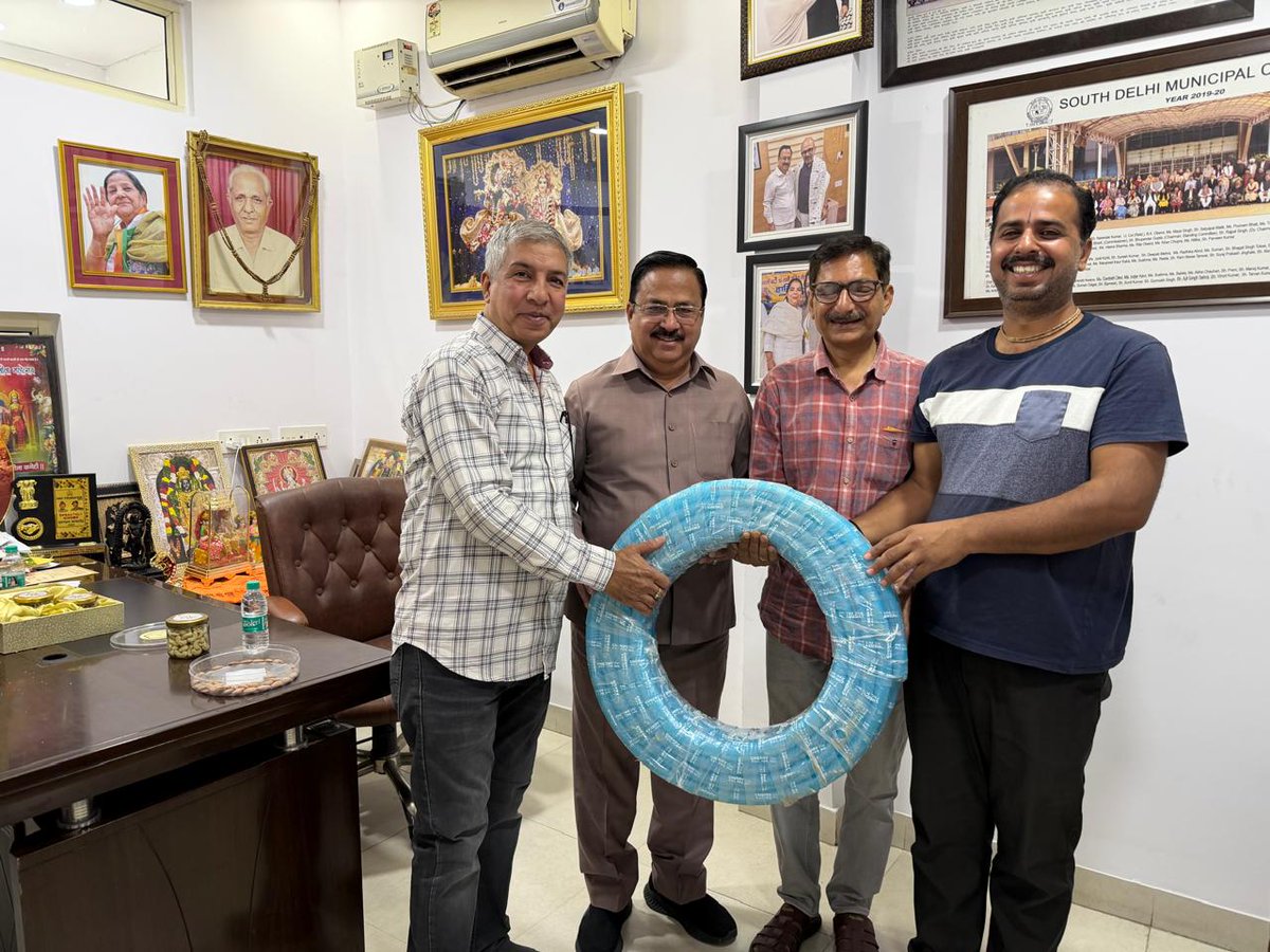 सदैव आपकी सेवा में तत्पर
सुभाष नगर वार्ड 98 के 13/38 से 13/81 तक के RWA पदाधिकारियों को नई स्ट्रीट लाईट एवं पार्क मे पेड़ पौधों को पानी देने के लिए नई पाइप दी - मंजू सेतिया (निगम पार्षद एवं पूर्व डिप्टी चेयरमैन MCD वेस्ट जोन) एवं सुरेंद्र सेतिया (पूर्व प्रत्याशी हरि नगर विधानसभा)