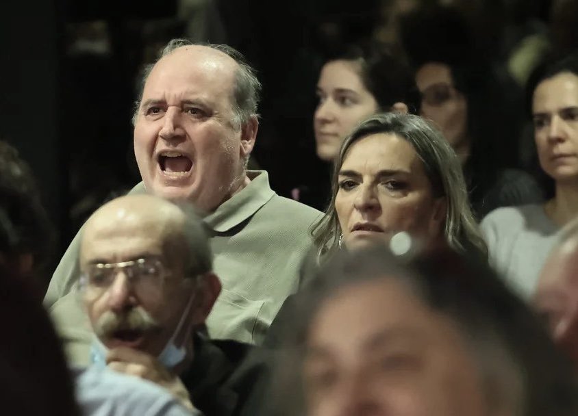 oPousTisKathetou tweet media