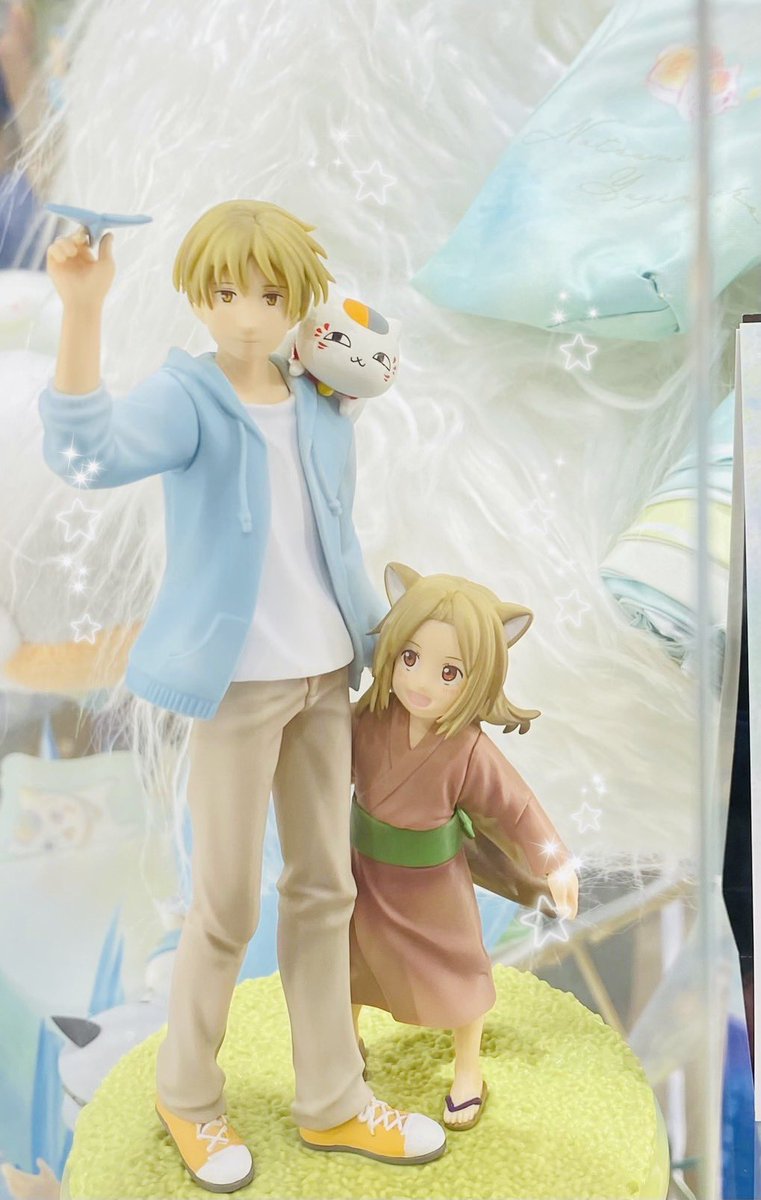 春の風に乗って…🌸
一番くじ「一番くじ 夏目友人帳 あとりえほん〜紙飛行機に乗せて〜」発売中🍀 ラストワン賞のチャンスかも？

高い空に飛ぶ紙飛行機、楽しい笑顔✨ 優しい日々のワクワクする物語の始まりのような、可愛らしい絵本みたいに描下ろしていただいた「あとりえほん」グッズが素敵です😻