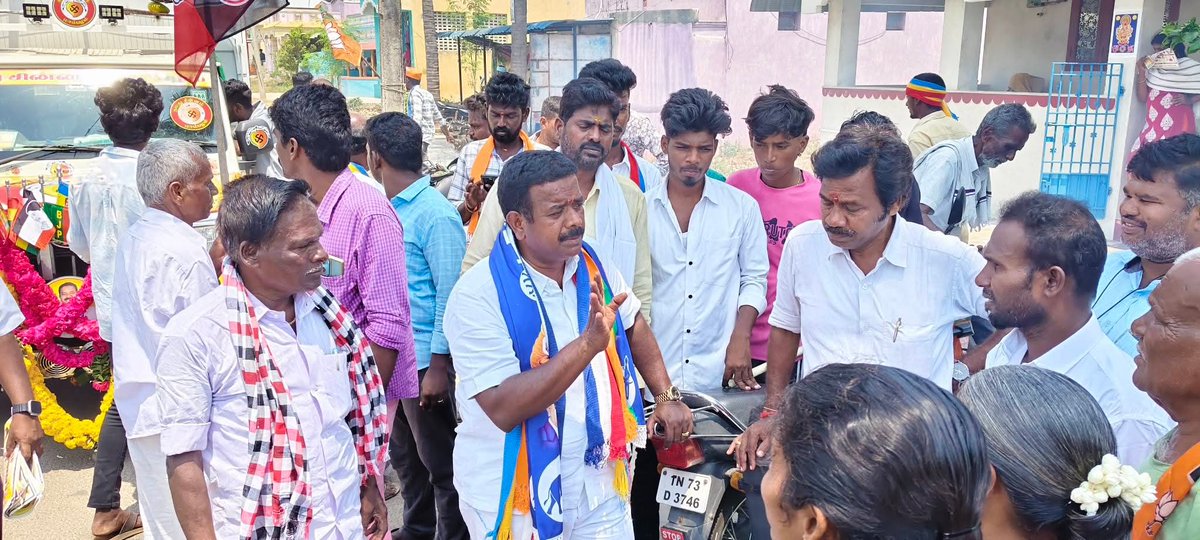 PMKSholinghur's tweet photo. வெளிதாங்கிபுரம் #மோட்டூர் கிராமத்தில் ஓட்டு சேகரித்த போது..
#AnbumaniRamadoss
#Saravanan
#சோளிங்கர்
#Sholinghur
#PMK
#பாமக
#NDA
#அதிமுக
#AIADMK
#மாம்பழம்
#VoteForMango https://t.co/m7p7iXaoaH