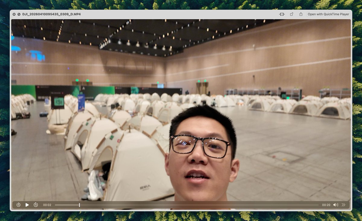 Yuancheng's tweet photo. 其实小红书黑客松巅峰赛的决赛评审那天，我早上 9 点就到了，是第一个到场的评委。

1）

评审开始前有一个多小时的空档，我偷偷溜进了"男生宿���"——也就是帐篷区，足有一个篮球场那么大。

我打算录一期 vlog，采访所有刚睡眼惺忪钻出帐篷的黑颠选手，让他们顶着乱糟糟的发型、带着迷蒙的眼神介绍自己的产品。

我前后大概采访了二十多人，最让我意外的是：没有一个人拒绝，而且每个人都在一两秒内调整好状态，开始侃侃而谈，兴致勃勃地讲自己的产品和这次参赛体验。

但非常可惜——那天 DJI Pocket 外接的麦克风抽风了，几十段素材，全部没录上声音。欲哭无泪 T T

2）

我看到小红书官号发的总结里提到了这样一组数据：

"这些 AI 新一代，其实早已集体登上创新创造的时代舞台：

过去一年，超 16 万���发者活跃在小红书上，同比增长 220%。

站内新增超过 110 万条「build in public」相关笔记，其中绝大部分由 00 后发出。"

3）

这也是小红书黑颠和其他黑客松最不一样的地方——这里有"最全面"的 builders & hackers。他们不只能创造产品，也会营销产品。

小红书的黑颠线下，是他们的 build 场域；小红书的社区线上，则是他们首选的 go-to-market 场域。

4）

黑客松的过程比结果更重要。

我最近很喜欢一句话："年轻的时候要去的巴黎"

——大意是，在黄金时代的巴黎，你能遇到最高密度的、和你一样充满野心、想要创造、想要改变世界的人。

而黑客松，就是 2026 年的巴黎。在这里结识同类、与他们在未来的人生中同行，才是参赛最大的财富。