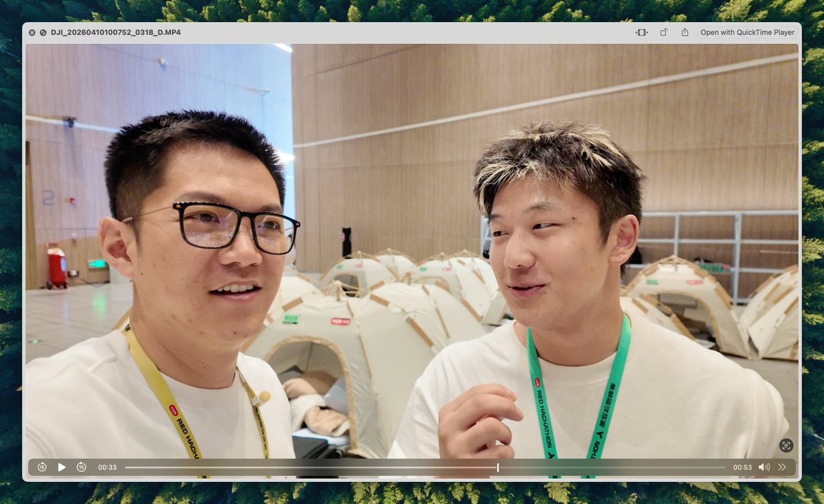 Yuancheng's tweet photo. 其实小红书黑客松巅峰赛的决赛评审那天，我早上 9 点就到了，是第一个到场的评委。

1）

评审开始前有一个多小时的空档，我偷偷溜进了"男生宿���"——也就是帐篷区，足有一个篮球场那么大。

我打算录一期 vlog，采访所有刚睡眼惺忪钻出帐篷的黑颠选手，让他们顶着乱糟糟的发型、带着迷蒙的眼神介绍自己的产品。

我前后大概采访了二十多人，最让我意外的是：没有一个人拒绝，而且每个人都在一两秒内调整好状态，开始侃侃而谈，兴致勃勃地讲自己的产品和这次参赛体验。

但非常可惜——那天 DJI Pocket 外接的麦克风抽风了，几十段素材，全部没录上声音。欲哭无泪 T T

2）

我看到小红书官号发的总结里提到了这样一组数据：

"这些 AI 新一代，其实早已集体登上创新创造的时代舞台：

过去一年，超 16 万���发者活跃在小红书上，同比增长 220%。

站内新增超过 110 万条「build in public」相关笔记，其中绝大部分由 00 后发出。"

3）

这也是小红书黑颠和其他黑客松最不一样的地方——这里有"最全面"的 builders & hackers。他们不只能创造产品，也会营销产品。

小红书的黑颠线下，是他们的 build 场域；小红书的社区线上，则是他们首选的 go-to-market 场域。

4）

黑客松的过程比结果更重要。

我最近很喜欢一句话："年轻的时候要去的巴黎"

——大意是，在黄金时代的巴黎，你能遇到最高密度的、和你一样充满野心、想要创造、想要改变世界的人。

而黑客松，就是 2026 年的巴黎。在这里结识同类、与他们在未来的人生中同行，才是参赛最大的财富。