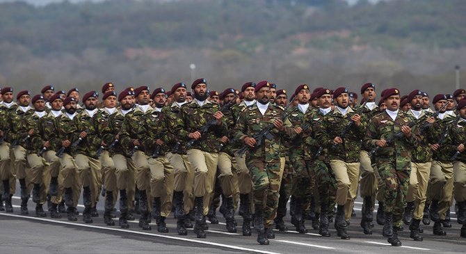 AlBlazeEng's tweet photo. 🇸🇦🤝🇵🇰 Saudi Arabia announces deployment of 13,000 Pakistani troops &amp; 10–18 fighter jets to King Abdulaziz Airbase.
 Pakistani official: Part of defense pact, attack on one is attack on both.

#SaudiArabia #Pakistan #DefensePact #Iran #Israel #Pakistán #امن_کا_سفیر_پاکستان  #US https://t.co/KeJAFIy0XH