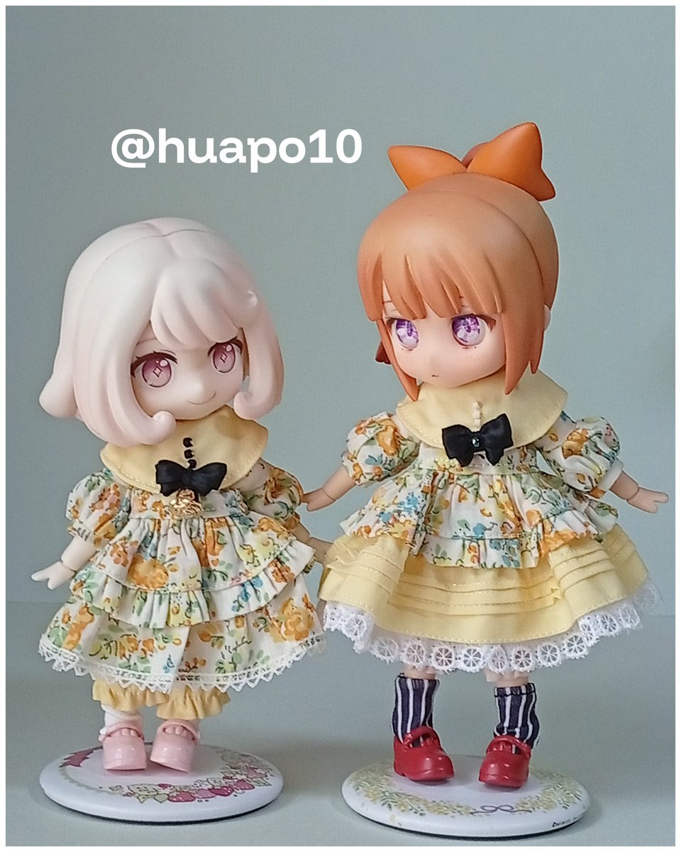 着せてみたらどっちも悪くない感じが……写真向かって左がねんどーる身長調整なし、右がありです。
薔薇薔薇しくしたいのでやっぱり左かな🌹
身長調整なしだとドロワーズがマキシ丈ですね〜。