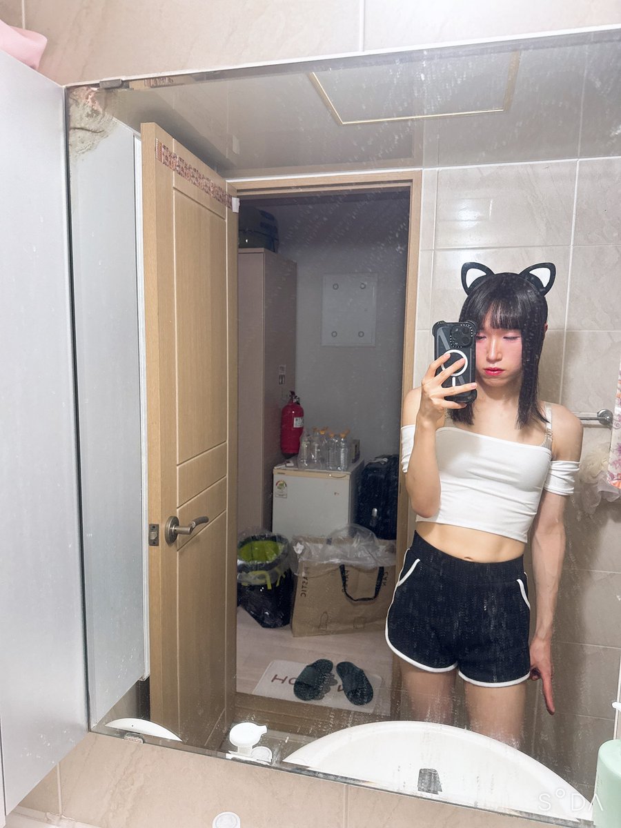 cd_gyuri_6974's tweet photo. 자취방인데... 같이 놀래..? 🤭 https://t.co/1DUs4wsOUr