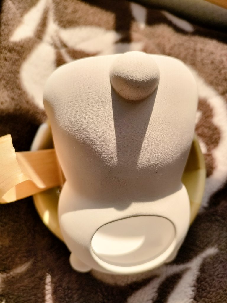 これは天気のいい日に日向ぼっこと見せかけて尻を天日干しされている加湿用陶器クマ。