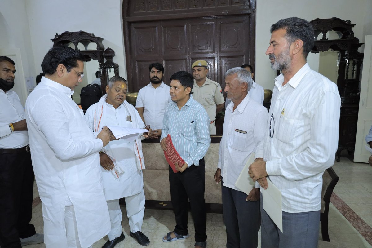 SureshRawatIN's tweet image. आज सर्किट हाउस, अजमेर में जनसुनवाई के माध्यम से नागरिकों की समस्याओं को सुना और उनके त्वरित समाधान हेतु संबंधित अधिकारियों को आवश्यक निर्देश दिए।

#SSR #Ajmer