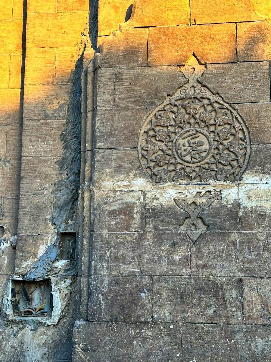 waelabbas's tweet photo. هذا الكهربائي المجرم
شايف وحدة زخرفية
مش يحفر فوقها
او تحتها
او جنبها
لا يحفر في امها
يخرتق ديك ابوها
علشان يمشي خرطوم كهربا عرة زيه
جاي من كوفريه كهربا منتهكة عذريته
ويليط عليه بأسمنت ابيض
علشان يعملنا سيمفونية من الفن التوكتوكي المتأخر
المشهد البديع ده من ترب المجاورين.. https://t.co/HlT6urPiQX