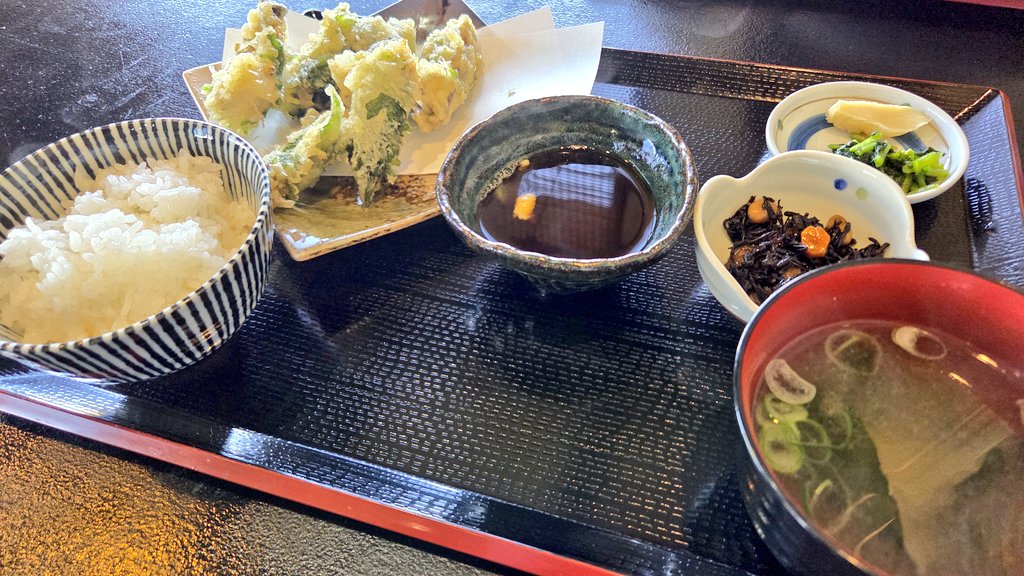 海近で名産なのか牡蠣料理の店だらけだったし、牡蠣の天ぷら定食を喰らってきた。