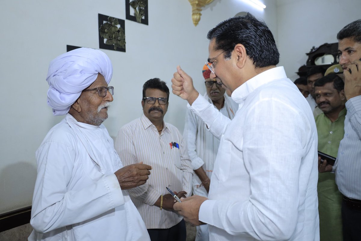 SureshRawatIN's tweet image. आज सर्किट हाउस, अजमेर में जनसुनवाई के माध्यम से नागरिकों की समस्याओं को सुना और उनके त्वरित समाधान हेतु संबंधित अधिकारियों को आवश्यक निर्देश दिए।

#SSR #Ajmer