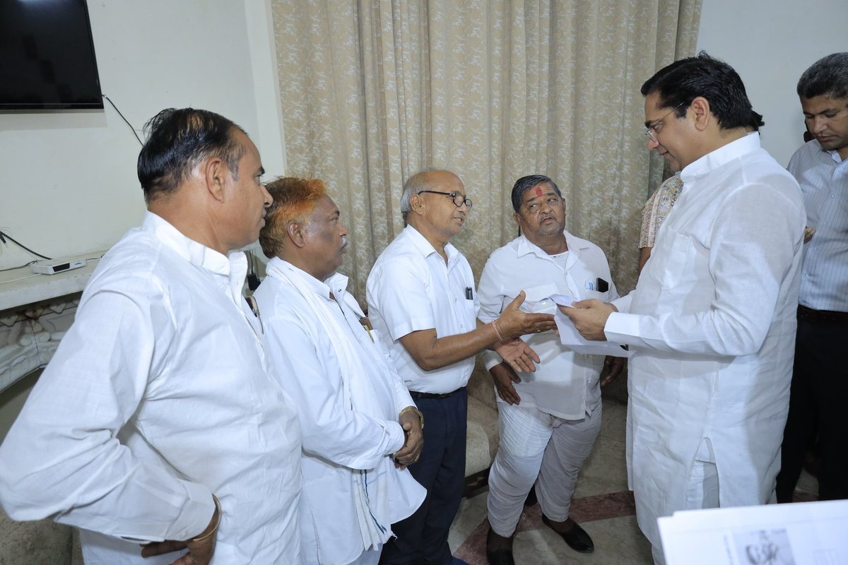 SureshRawatIN's tweet image. आज सर्किट हाउस, अजमेर में जनसुनवाई के माध्यम से नागरिकों की समस्याओं को सुना और उनके त्वरित समाधान हेतु संबंधित अधिकारियों को आवश्यक निर्देश दिए।

#SSR #Ajmer