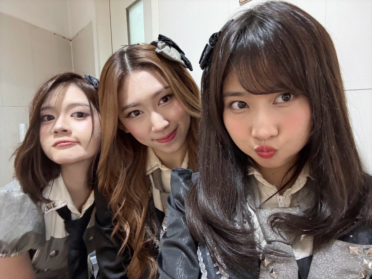 PassioniteJKT48's tweet photo. wuhu!! akhirnya recreate foto ini dari jaman k3 sampe satu tim di passion’

2020.                                                   2026. https://t.co/KSjDyEIvt3