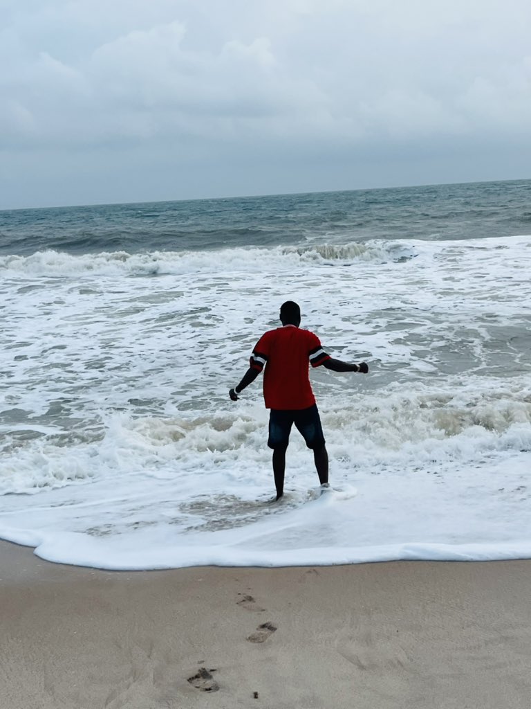 Listening to waves, walking the shoreline with friends 🏖️ was fun