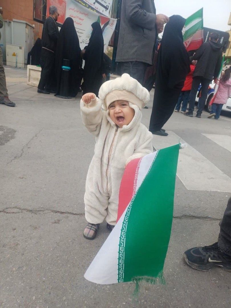 نبین قدم کوچیکه 
پاش بیوفته من برات قیام میکنم🇮🇷🤞
#آمریکا_شکست_خورد
#افول_اهریمن