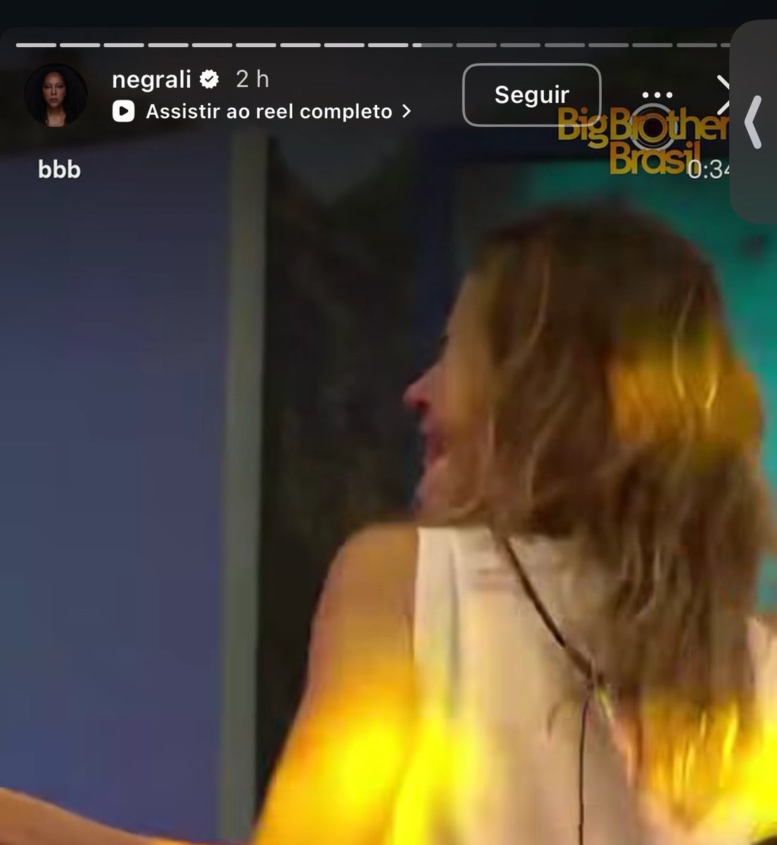 cinemanov's tweet photo. a negra li postando a ana paula dançando world hold on nos stories dela 🗣️ https://t.co/OnsQrlGvF1