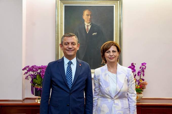 CHP’li belediye başkanı belediye meclisinin aldığı kararlar keşif ücreti 305 TL iken, halka 450 TL olarak fatura etti, sayaç sökme-değiştirmeden 6.640 TL alması gerekirken, 9.865 TL'ye yükseltti, su açma ücretini 225 TL yerine 332 TL olarak tahsil etti.

CHP’yi destekleyip