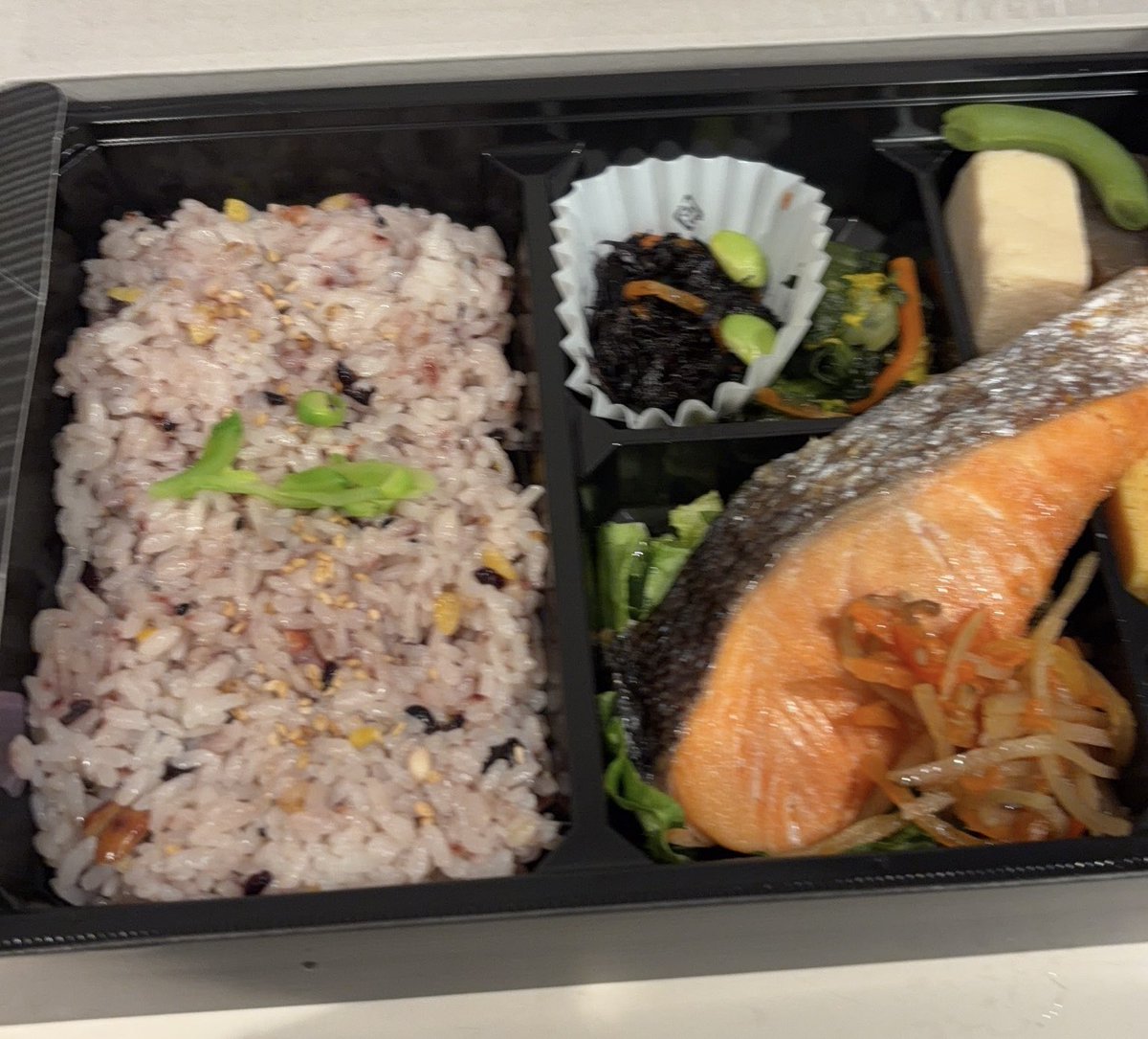 侵入者の身分で弁当を物色して食べる男。

健康を考えて鮭。