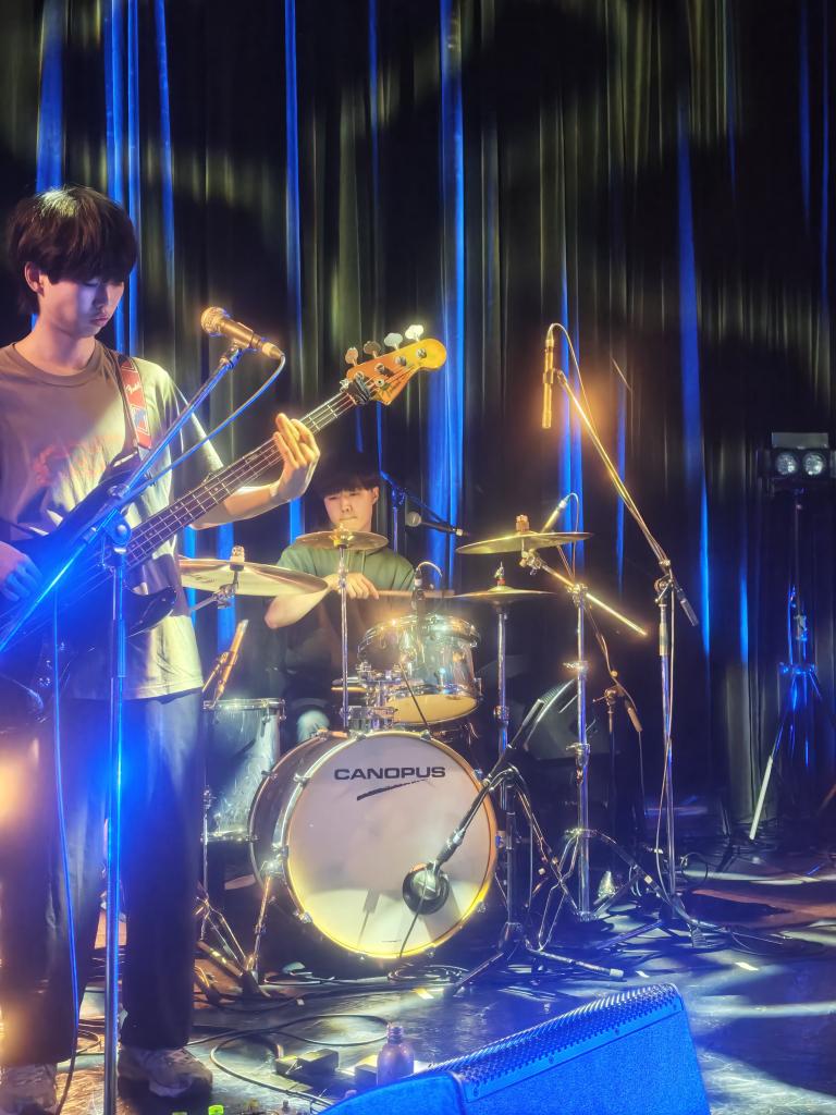 teppe3o3's tweet image. sidenerds！おれ的テンション爆上がりポイントは、ねぎしのはんがSYAYOSのTシャツで登場したシーン！昨日の下北で仲良くなったのか？嬉しい。
sidenerds×SYAYOS の激エモ対バンが見れる日が近い？頼んます！！！
新曲も聞けた！
#シンクロニシティ
#sidenerds