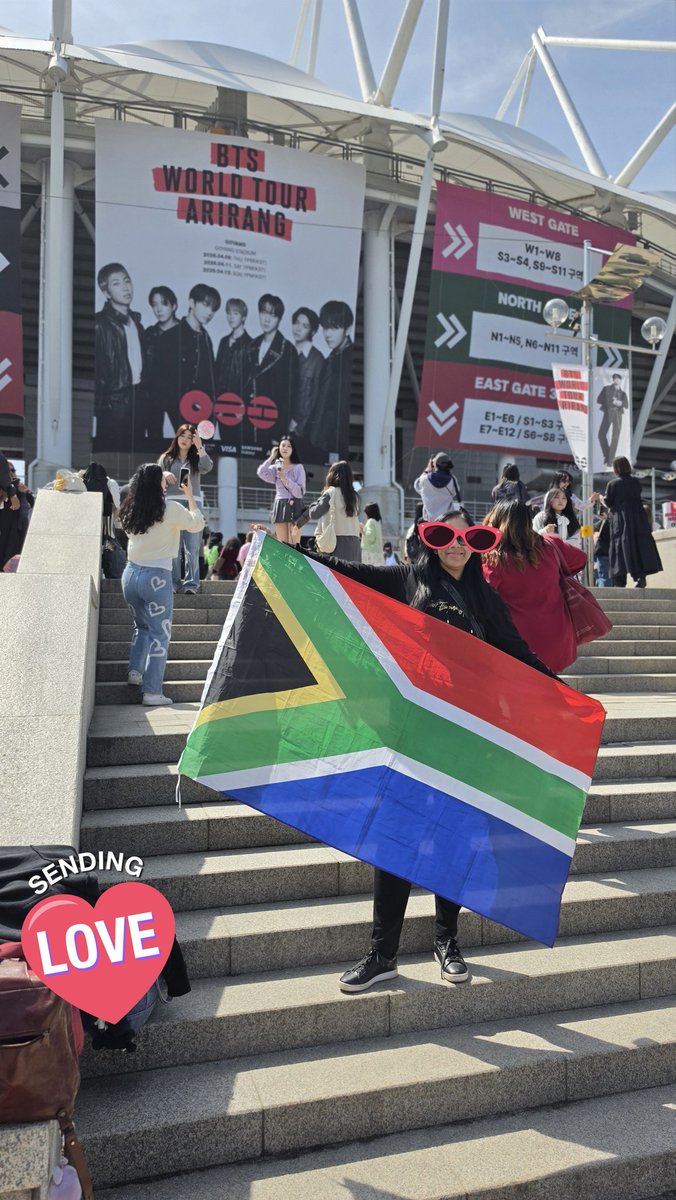 roh_de_si's tweet photo. #BTS #BTS_ARİRANG_Goyang_D3 
#whatisyourlovesong #BTSARMY 
#SouthAfrica #SARMY 
Story of the travelling flag continues! https://t.co/8l4ODGljV3