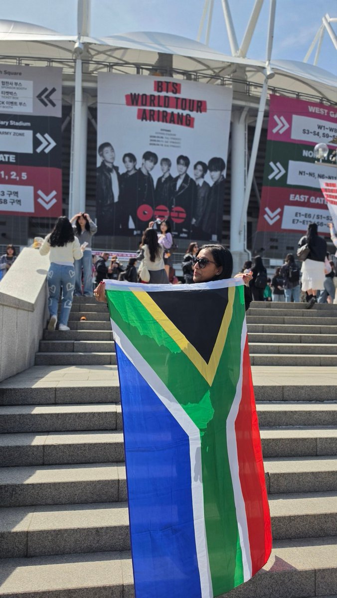roh_de_si's tweet photo. #BTS #BTS_ARİRANG_Goyang_D3 
#whatisyourlovesong #BTSARMY 
#SouthAfrica #SARMY 
Story of the travelling flag continues! https://t.co/8l4ODGljV3