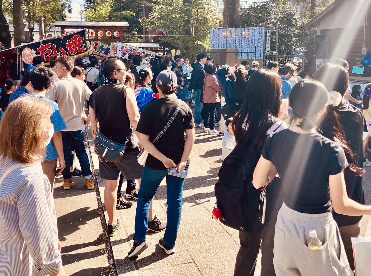 Md35005's tweet photo. 地元の神社の例大祭今年はハゲて（晴れて）
大勢の人がいて賑わってます。 https://t.co/fw0MWRQ5EA
