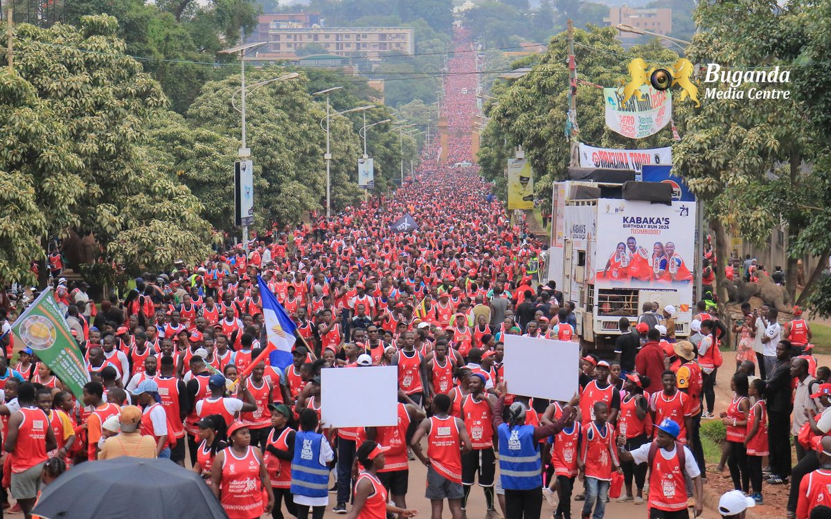 Ssaabasajja Kabaka Asiimye n'asimbula abaddusi b'emisinde gy'amazaalibwa ge, leero mu Lubiri e Mmengo.

Kabaka ng'atukulembeddemu mukenenya tujja kugoba, era nneebaza abantu ba Buganda ne mikwano gyaffe mwenna olw'okujjumbira emisinde.
