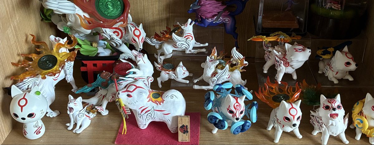 #ようこそ趣味棚
鏡音と大神飾ってる一部分