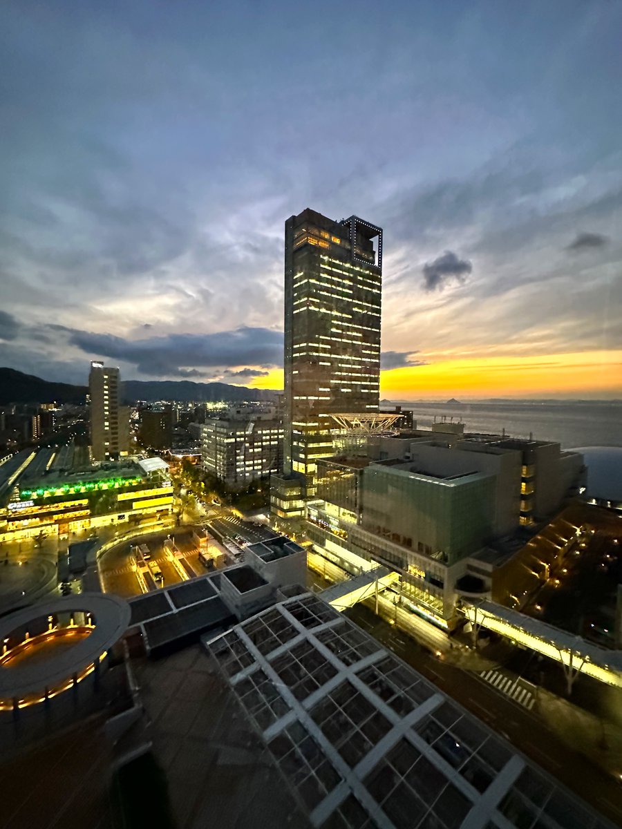 shonan717's tweet photo. 島根県校長会長として8年目。令和8年度の初任者研修運営委員会で高松へ…
若手教員が「教師になって良かった」と心から思える環境を熱く議論しました。
共に未来を創る。そんな情熱を次世代へ。高松の美しい夕景が、教育の明るい未来を象徴しているようです。
#教育 #私学 #初任者研修 #島根 #高松 https://t.co/K82QKsqT3d