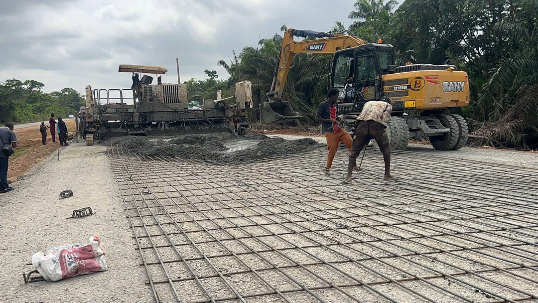 JohnFanimokun's tweet photo. Look at this impressive concrete thickness and quality control on site...

Minister David Umahi, is ensuring that Nigerian roads and projects are built to world-class standards that will last for decades. No more substandard work!

President Tinubu is working....🤝 https://t.co/Ds8QY7H1xj
