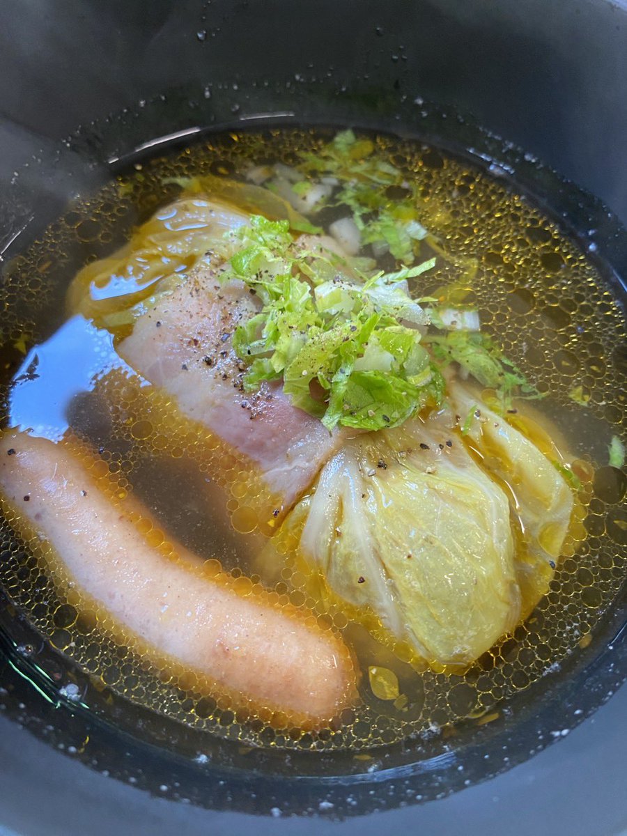 jong_base_den's tweet photo. 絶品ロールキャベツ✨✨
麻雀成人の得意料理です！

高級野菜だしとベーコン、ウインナーの出汁、豚挽き肉の旨味、セロリや人参等栄養満点の1品です！！
深みがあってバカうまです。

是非ご賞味ください😍 https://t.co/RwZIbTUbks