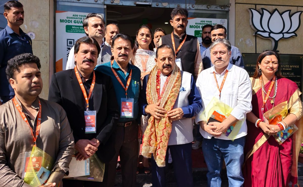 DrJitendraSingh's tweet image. जम्मू स्थित श्यामा प्रसाद मुखर्जी भवन, @BJP4JnK कार्यालय आगमन पर पार्टी के वरिष्ठ साथियों, पदाधिकारियों एवं कार्यकर्ताओं द्वारा स्नेहभरा स्वागत।

#JammuAndKashmir