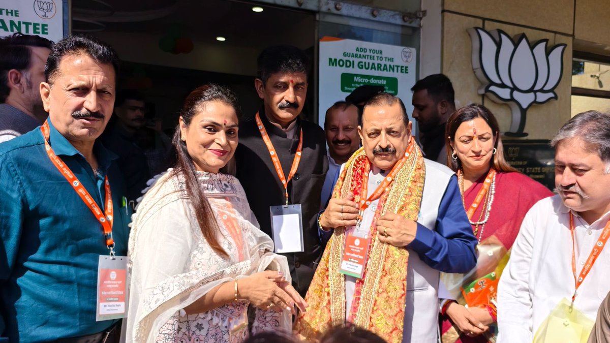 DrJitendraSingh's tweet image. जम्मू स्थित श्यामा प्रसाद मुखर्जी भवन, @BJP4JnK कार्यालय आगमन पर पार्टी के वरिष्ठ साथियों, पदाधिकारियों एवं कार्यकर्ताओं द्वारा स्नेहभरा स्वागत।

#JammuAndKashmir