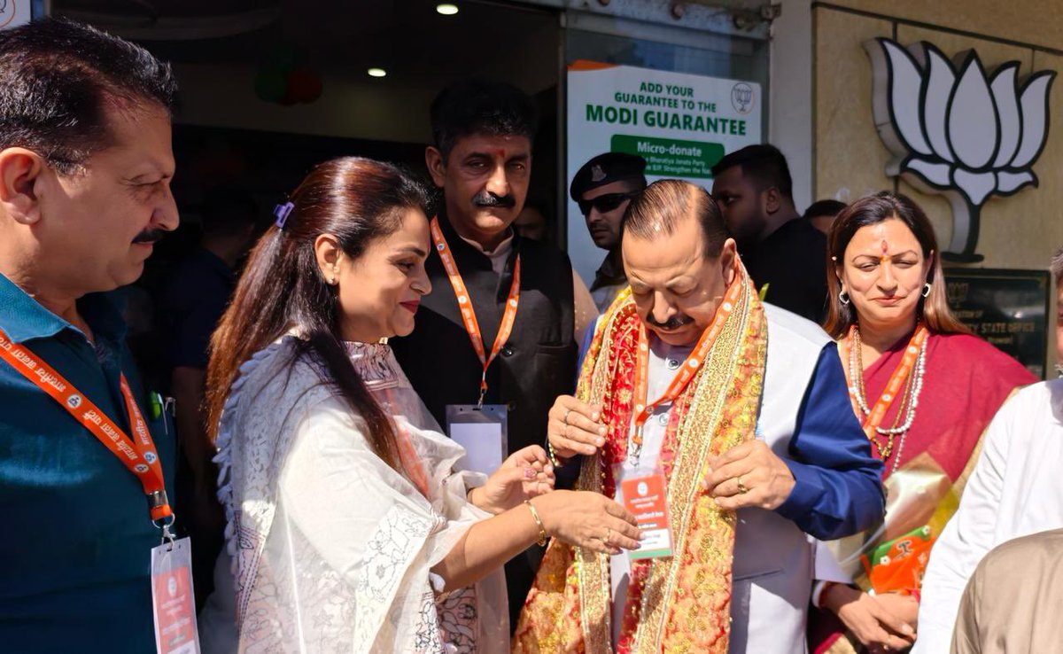 DrJitendraSingh's tweet image. जम्मू स्थित श्यामा प्रसाद मुखर्जी भवन, @BJP4JnK कार्यालय आगमन पर पार्टी के वरिष्ठ साथियों, पदाधिकारियों एवं कार्यकर्ताओं द्वारा स्नेहभरा स्वागत।

#JammuAndKashmir