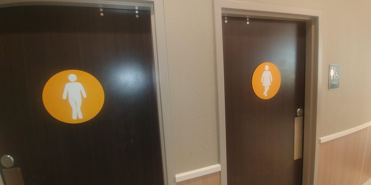 roomkun_'s tweet photo. これって両方女性用トイレですか？？ https://t.co/VEYHj6uSID