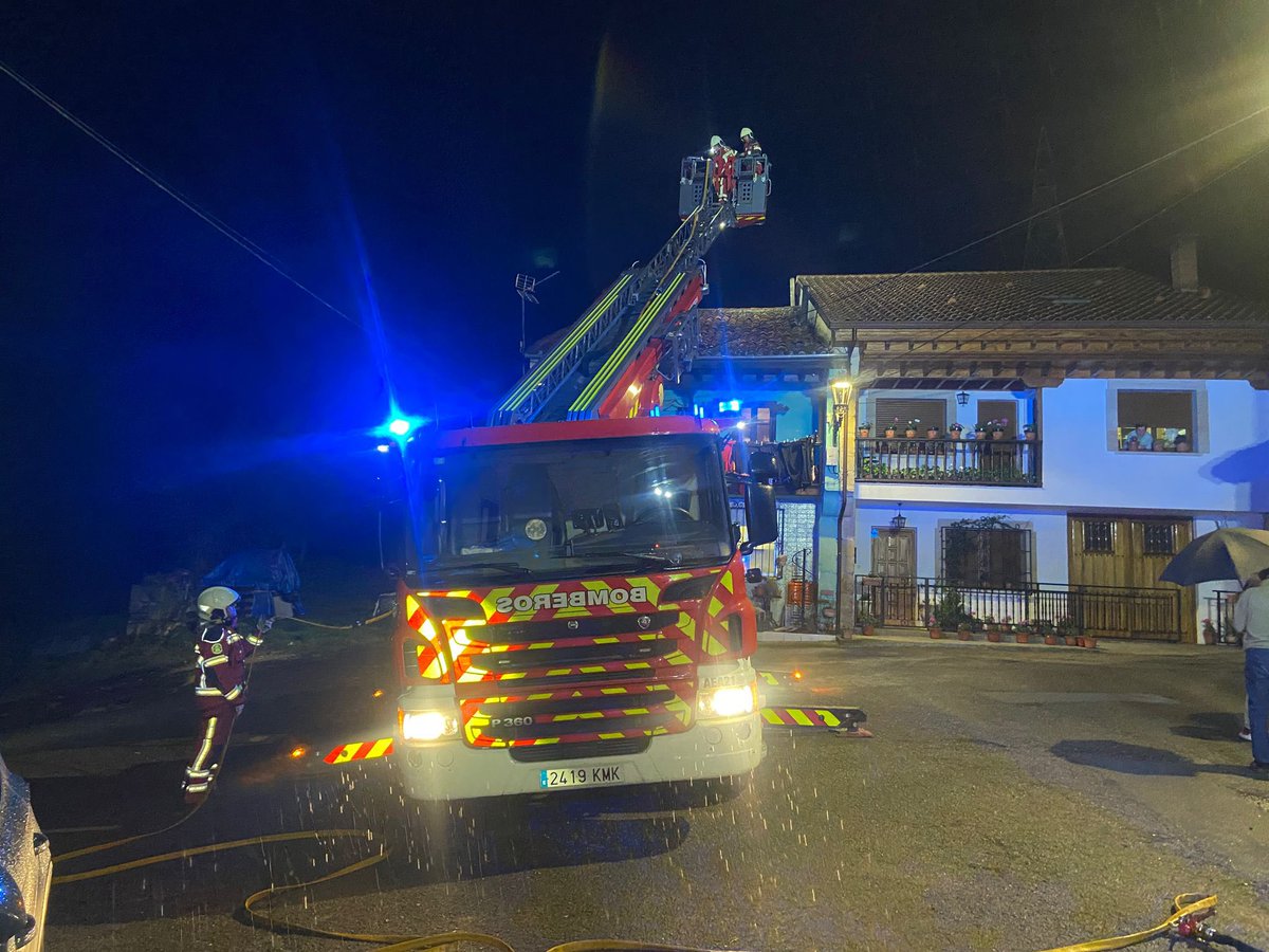 112Cantabria's tweet photo. Bomberos del Gobierno cántabro extinguieron anoche un incendio en una chimenea de una vivienda adosada del barrio La Virgen (Udías). 
Refrigeran el tubo, que tenía bastante temperatura, y revisan toda la vivienda con cámara térmica https://t.co/C8kAGNEGoS