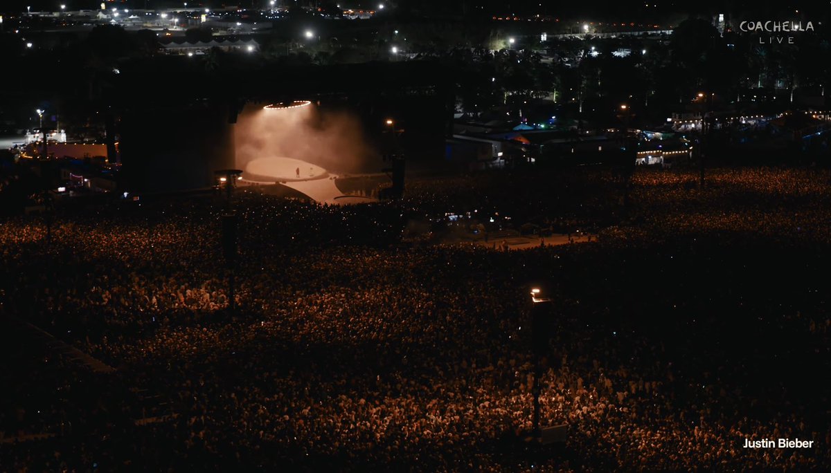 poxelse's tweet photo. la CANTIDAD de gente que hay en coachella viendo a justin bieber https://t.co/06y1cBrQQk