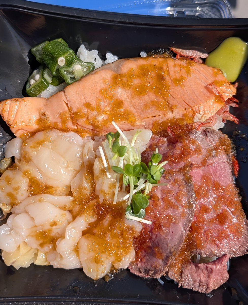 tanuko_gohan's tweet photo. とろサーモンとほたて丼+牛たたき増し/宗谷岬間宮堂(横浜スタジアムキッチンカー)
ポン酢とわさびで食べるのが好きです😊😊
ほたてはもちろん、とろサーモンがめっちゃ美味しい！！ https://t.co/O8l7sGo2fK