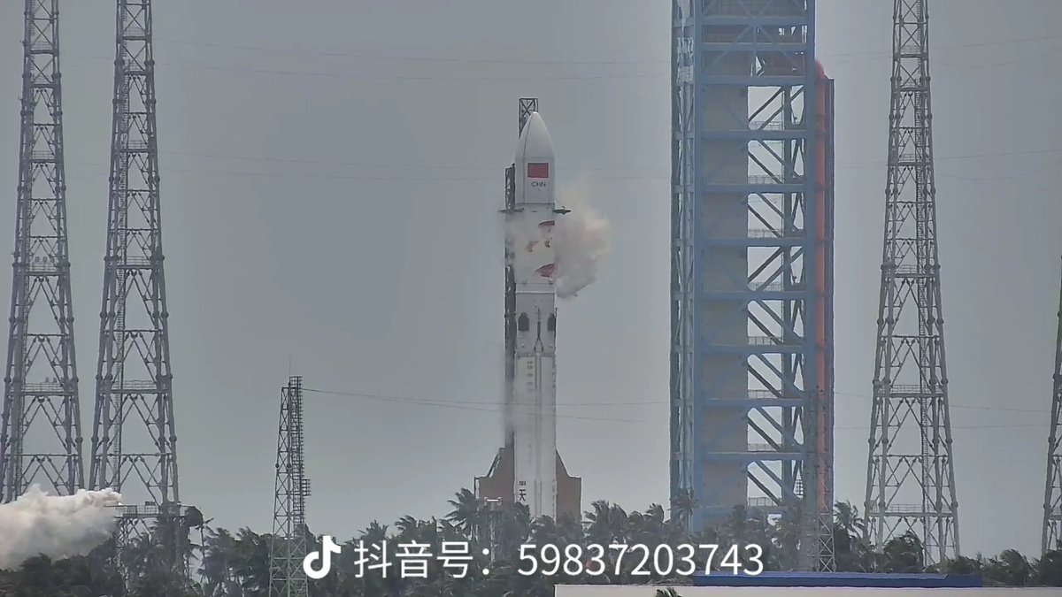 raz_liu's tweet photo. CZ-10B is loading fuel. Probably of a WDR or a static fire test. https://t.co/rjtSl1w0g5