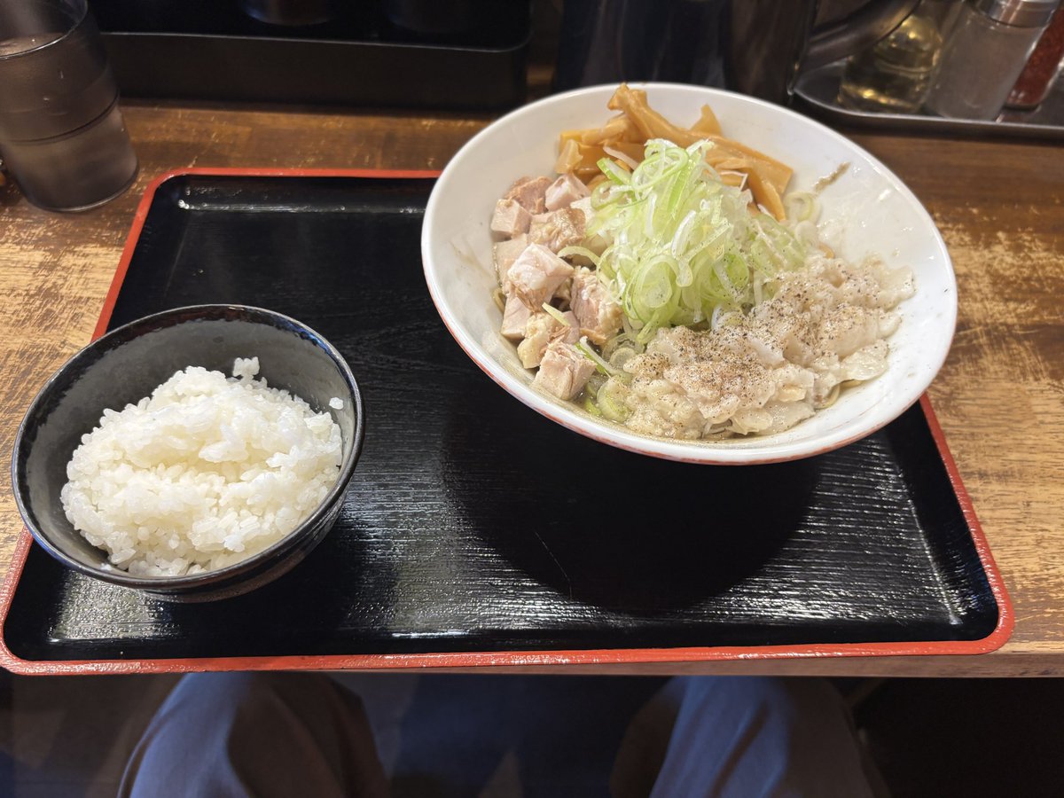 goose3411's tweet photo. 東日本ラーメン研究所で伊吹いりこのマゼソバ1000円。半ライス150円。
無性に食べたい欲求が笑　初訪にもかかわらず限定　極細麺のマゼソバ、ぱつんの食感が最高。ニボ感はかなり強く、エグ味も含めて最高。欲求にジャストミートでした！ライスドボンで完食
ごちそうさまでした‼️ https://t.co/z4uMlVvICv