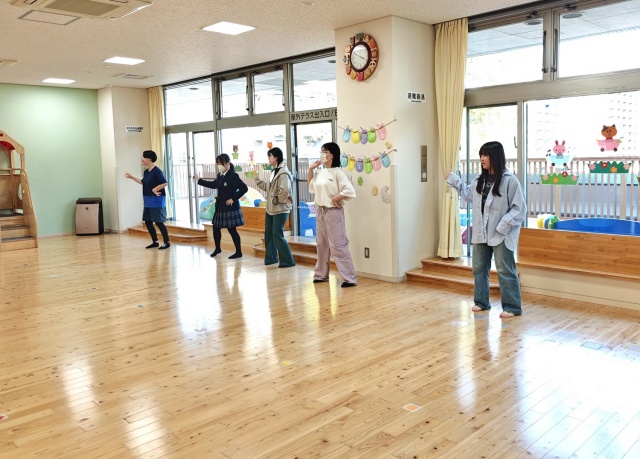 定例会に新メンバーは２人が来てくれました！
自己紹介をしたり、ダンスを練習。
ふぁみりこタイムでは、ダンスと読み聞かせ。
生後２ヶ月の赤ちゃんを抱っこさせてもらいました。手足がとても小さくて可愛かったです！
hlc-smile4u.sakura.ne.jp/%e5%ae%9a%e4%b…