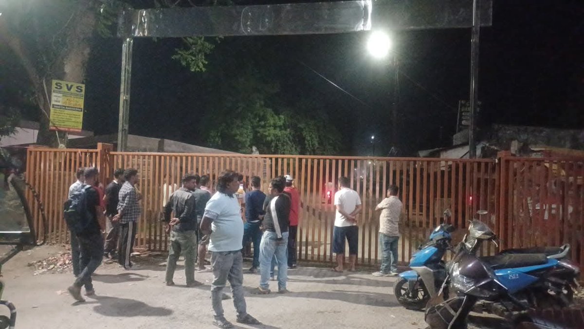 prabhatkhabar's tweet image. झारखंड: चक्रधरपुर में रेलवे के फैसले पर फूटा जनाक्रोश. भारत भवन चौक फाटक बंद होने से नाराज लोगों ने तोड़ा ताला, देर रात तक हंगामा, रास्ता खोलने की मांग तेज.

#Jharkhand #Chakradharpur #Railway #PublicProtest #PrabhatKhabar