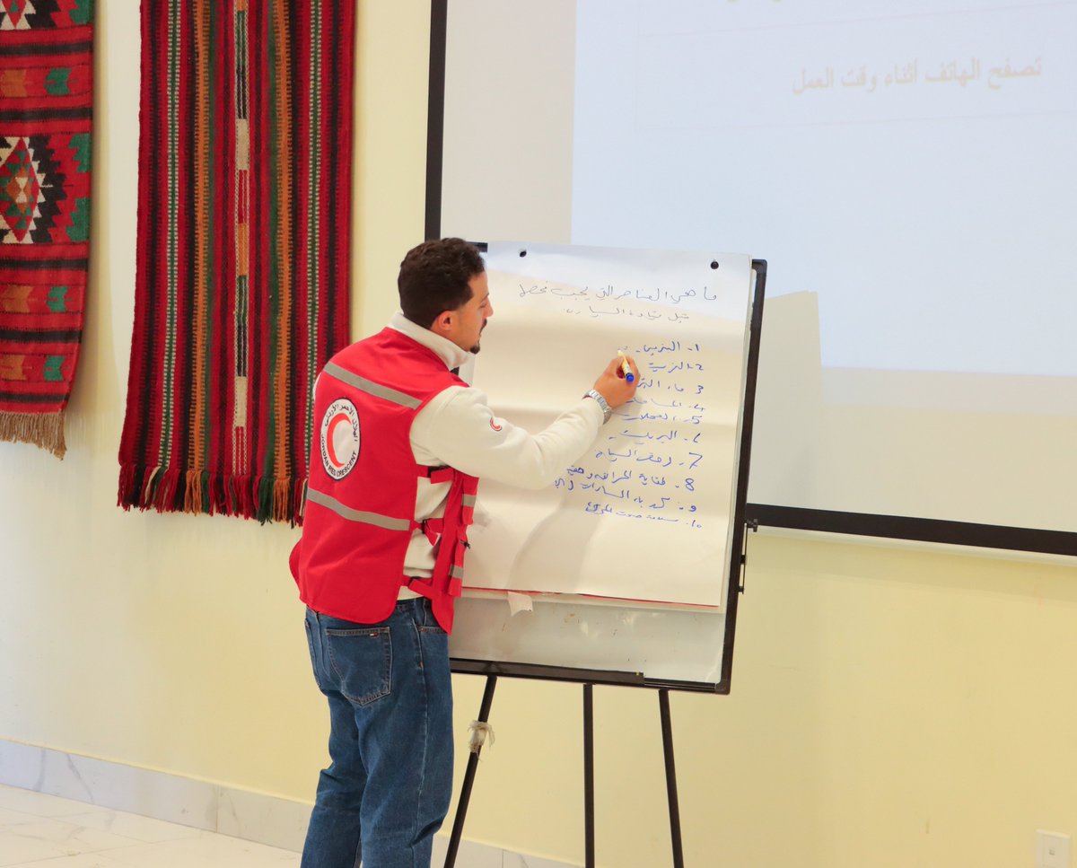 _JNRCS's tweet photo. وهدفت الدورة إلى تأهيل مدربين قادرين على نقل المعرفة ورفع جاهزية #المتطوعين، بما يعزز كفاءة الاستجابة للطوارئ في مختلف فروع الهلال الأحمر الأردني بالمحافظات. https://t.co/RXj6HTNFKz