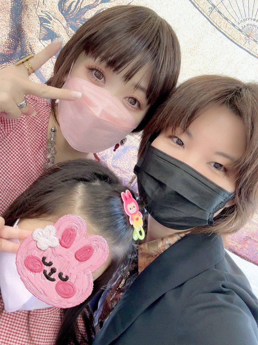 manmarushokai's tweet photo. 良い天気🌞😊🌞
蜜蜂さんの個展にお邪魔してきました🐝！
素敵な空間をいつもありがとうございます👩‍❤️‍💋‍👩
また夜にxお返事等させて頂きます🙇‍♀️🙏
#キョコ
@ModaLepre さん
@sugarwhi さん
@yacc_jp さん
@minorchordgems さん
@k68253449 さん https://t.co/BaaxUSKhLR