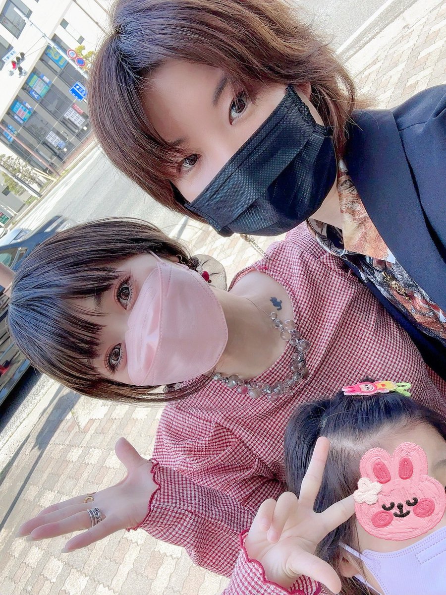 manmarushokai's tweet photo. 良い天気🌞😊🌞
蜜蜂さんの個展にお邪魔してきました🐝！
素敵な空間をいつもありがとうございます👩‍❤️‍💋‍👩
また夜にxお返事等させて頂きます🙇‍♀️🙏
#キョコ
@ModaLepre さん
@sugarwhi さん
@yacc_jp さん
@minorchordgems さん
@k68253449 さん https://t.co/BaaxUSKhLR