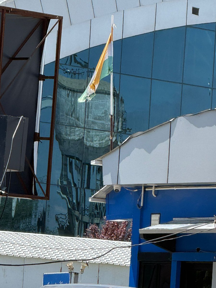 rupees121's tweet photo. This is the state of our national Flag at the Srinagar Airport, torn, faded, and barely evoking any pride... Can't we replace it with a new more prominent one ?
@narendramodi @AmitShah @DrSJaishankar @RamMNK @mohol_murlidhar @MoCA_GoI
@PiyuNair @mauna_adiga
#India #Tiranga https://t.co/97HollnDcI