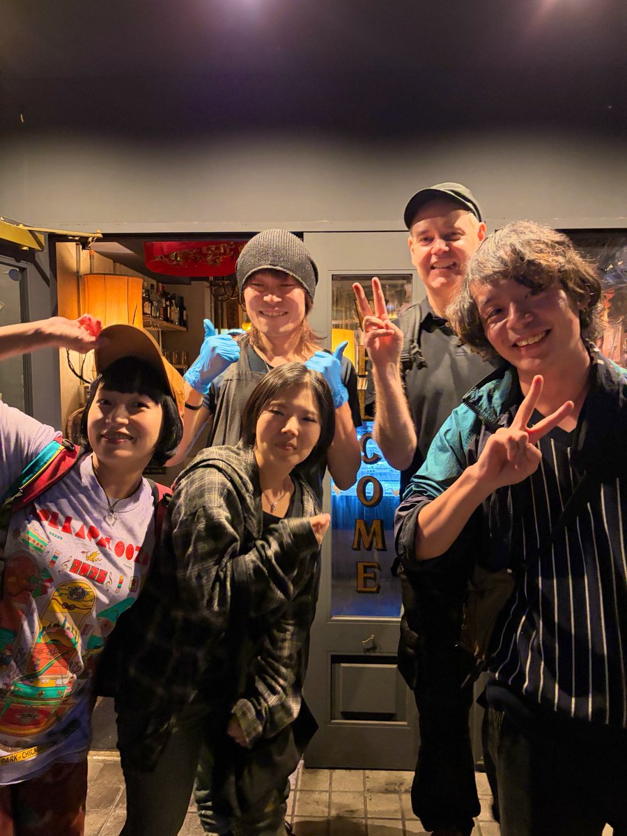 emiknife's tweet photo. 昨日は地球屋にDamnablyのジョージが来てくれた🌏🍻ジョージのイーストロンドン訛りの英語は久々！"Paul McCartney"と"David Bowie"が聞き取れなくて大爆笑🤣その後RUTUBOに流れて、レーベルメイトのODDLYの皆さんと合流！からの村屋。今日はしっかり二日酔いからのドラム個人練で汗を流してリセット🥁 https://t.co/2yS1Sj9DBT