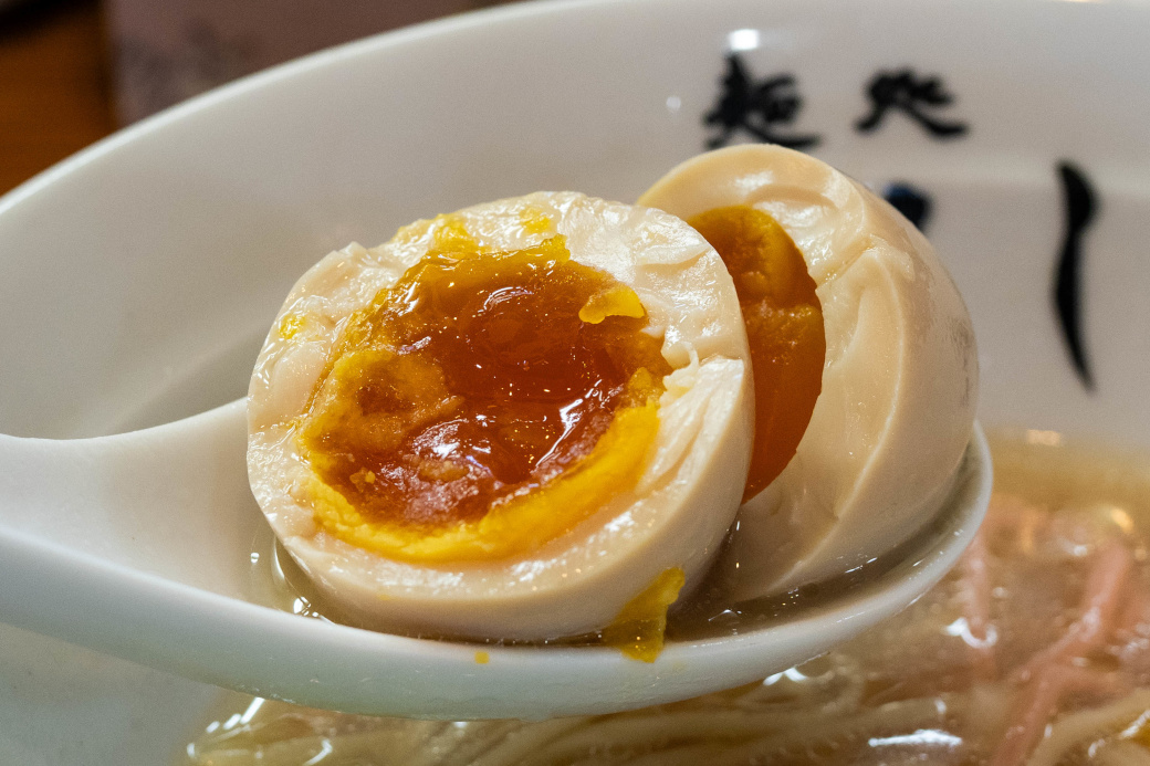 麺処いし川 ＠あきる野
[周年限定] 13貝貝王拳 (+味玉)

13種の貝を重ねたスープは、未体験の厚みと奥深い旨味が押し寄せる圧巻の仕上がり。
五ノ神製麺謹製、目にも鮮やかな紅白麺のパツンとした歯切れが、重厚な貝出汁を真っ向から受け止める。